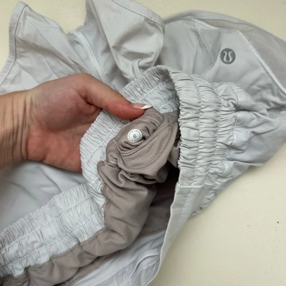 lululemon athletica White Women Shorts 2.5 - Picture 3 of 3